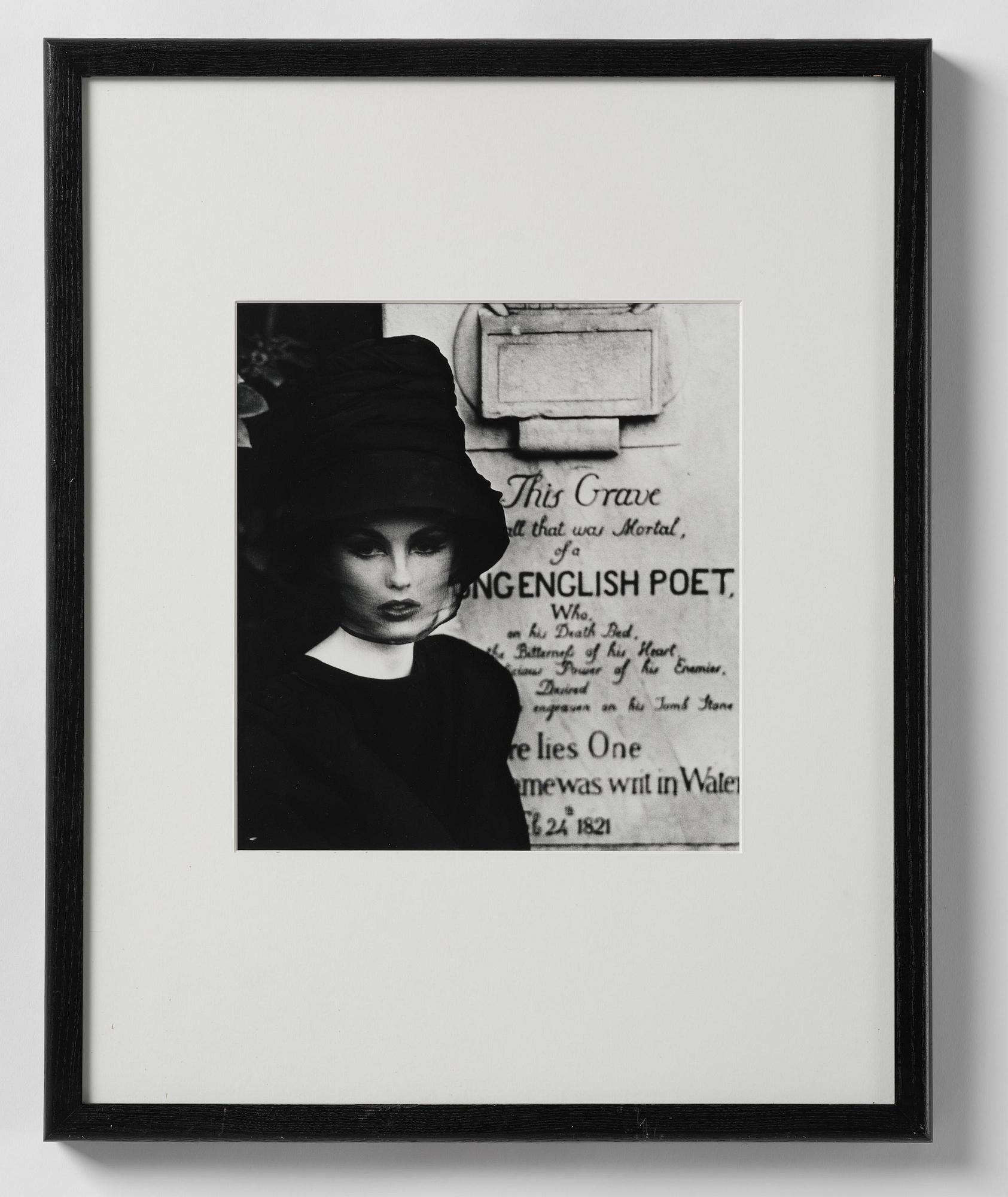 William Klein, "Dorothy at Keat's grave, Rome", 1962.