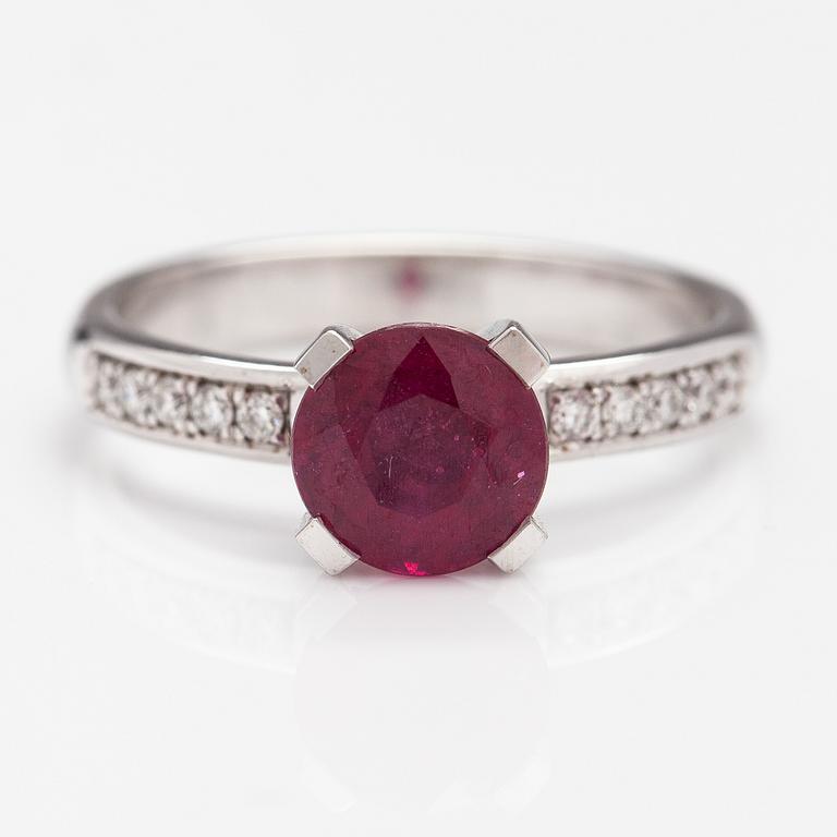 SORMUS, 14K valkokultaa, lyyijylasikäsitelty rubiini n. 1.82 ct ja timantteja n.0.15 ct yht.
