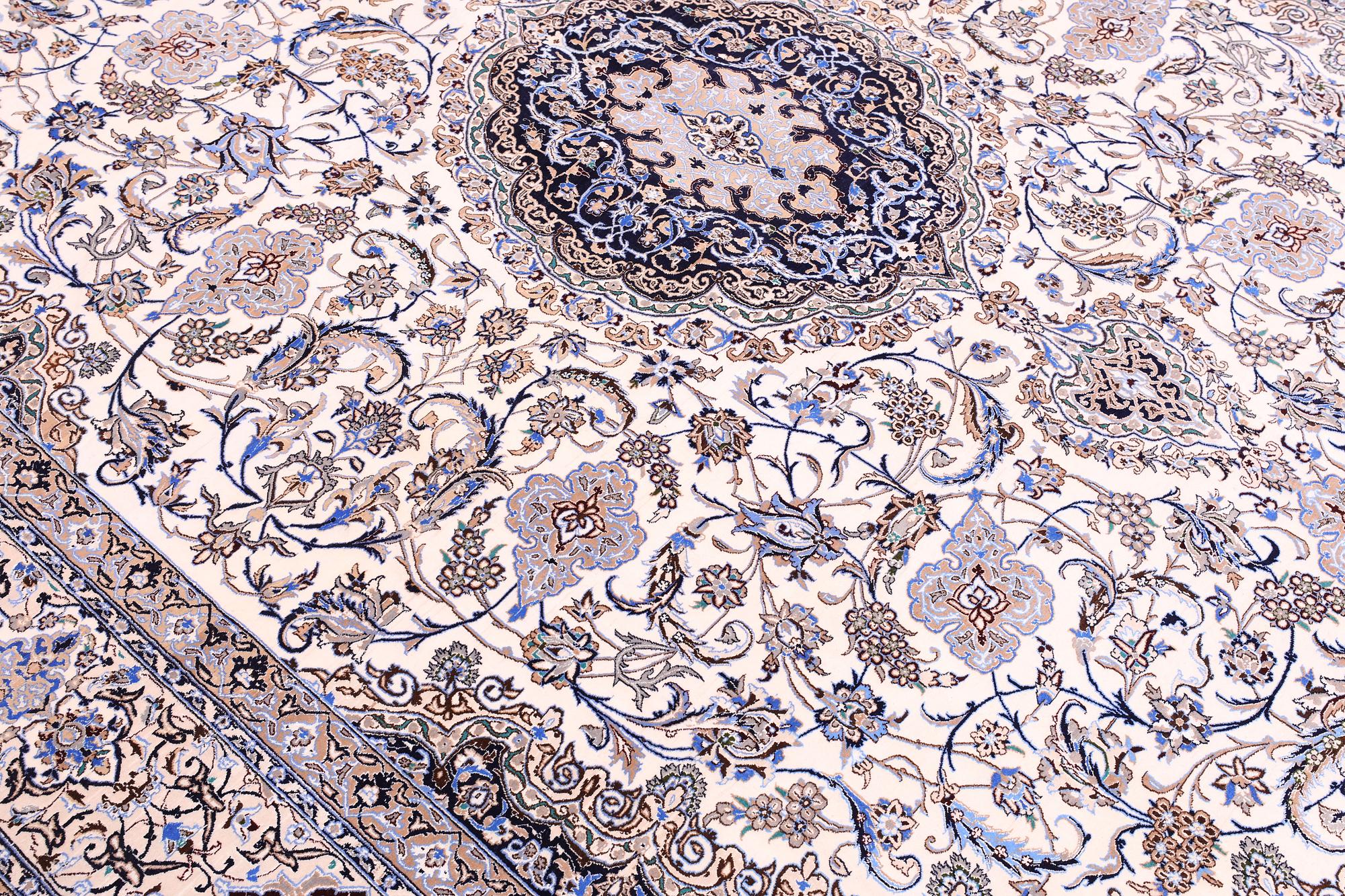 Nain part silk, 6LAA, signed, ca 392 x 300 cm.