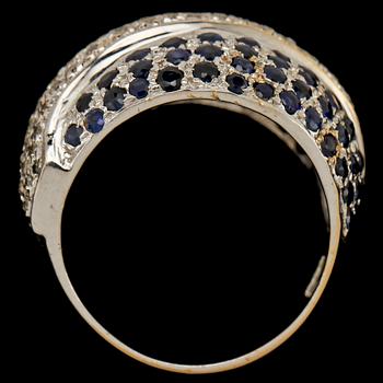 RING, 14k vitguld med ca 66 fasettslipade diamanter och 96 fasettslipade safirer. Vikt 8 g.
