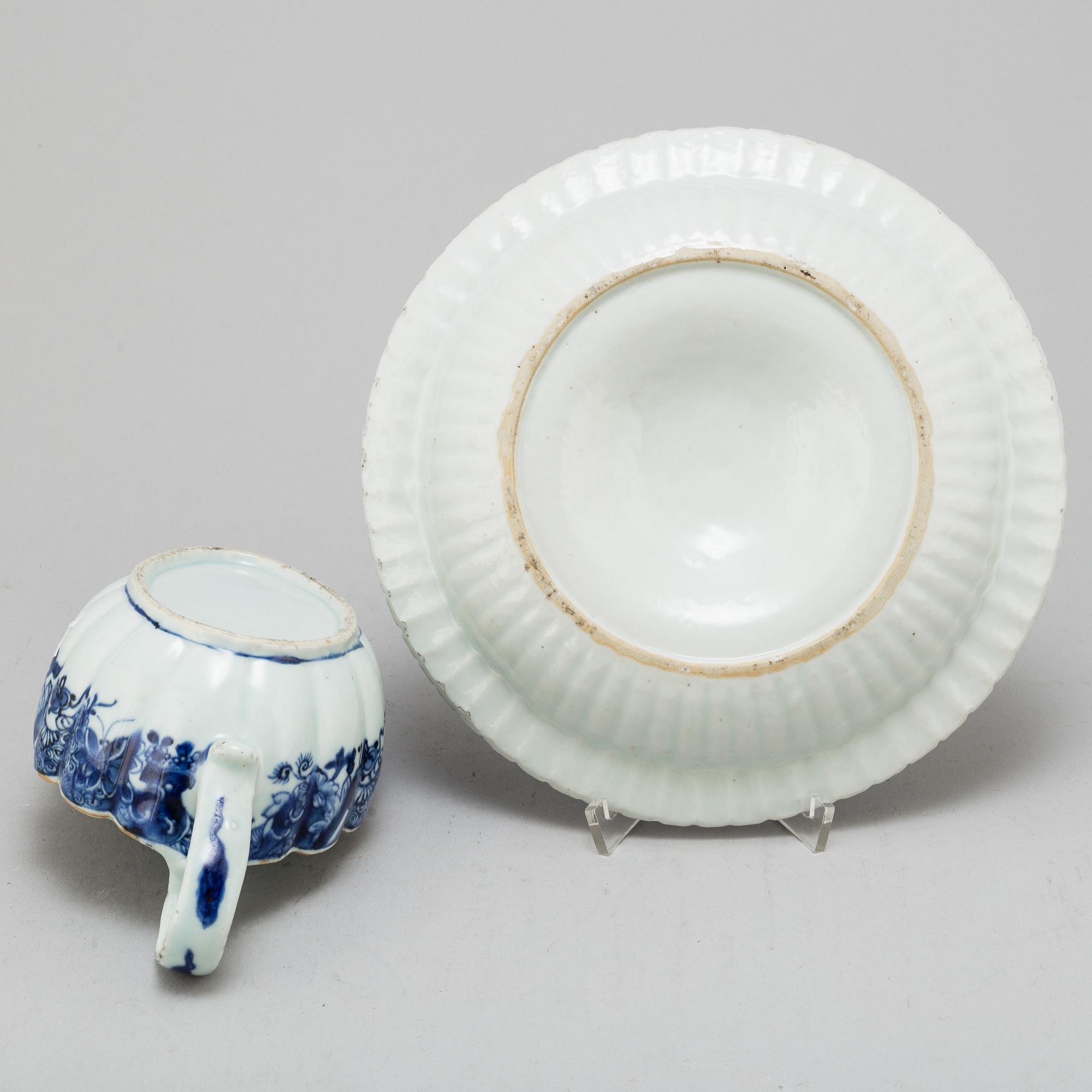 A blue and white dish and sauce boat, Qing dynasty, Qianlong (1736-95).