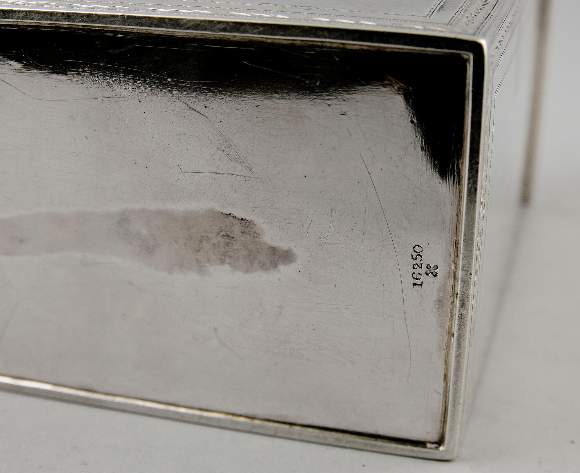 TESKRIN, silver, sk tea caddy, London 1880. Vikt ca 673 g.