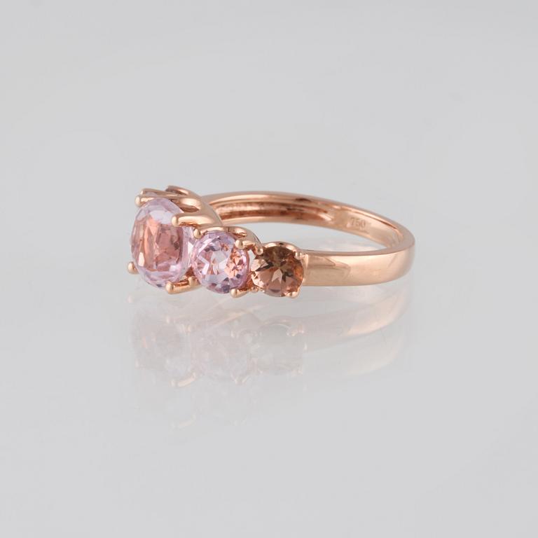 RING, 18K guld med 3 fasettslipade kunziter ca 3.2 ct samt 2 turmaliner ca 0.55 ct. Vikt 4,0 gram.