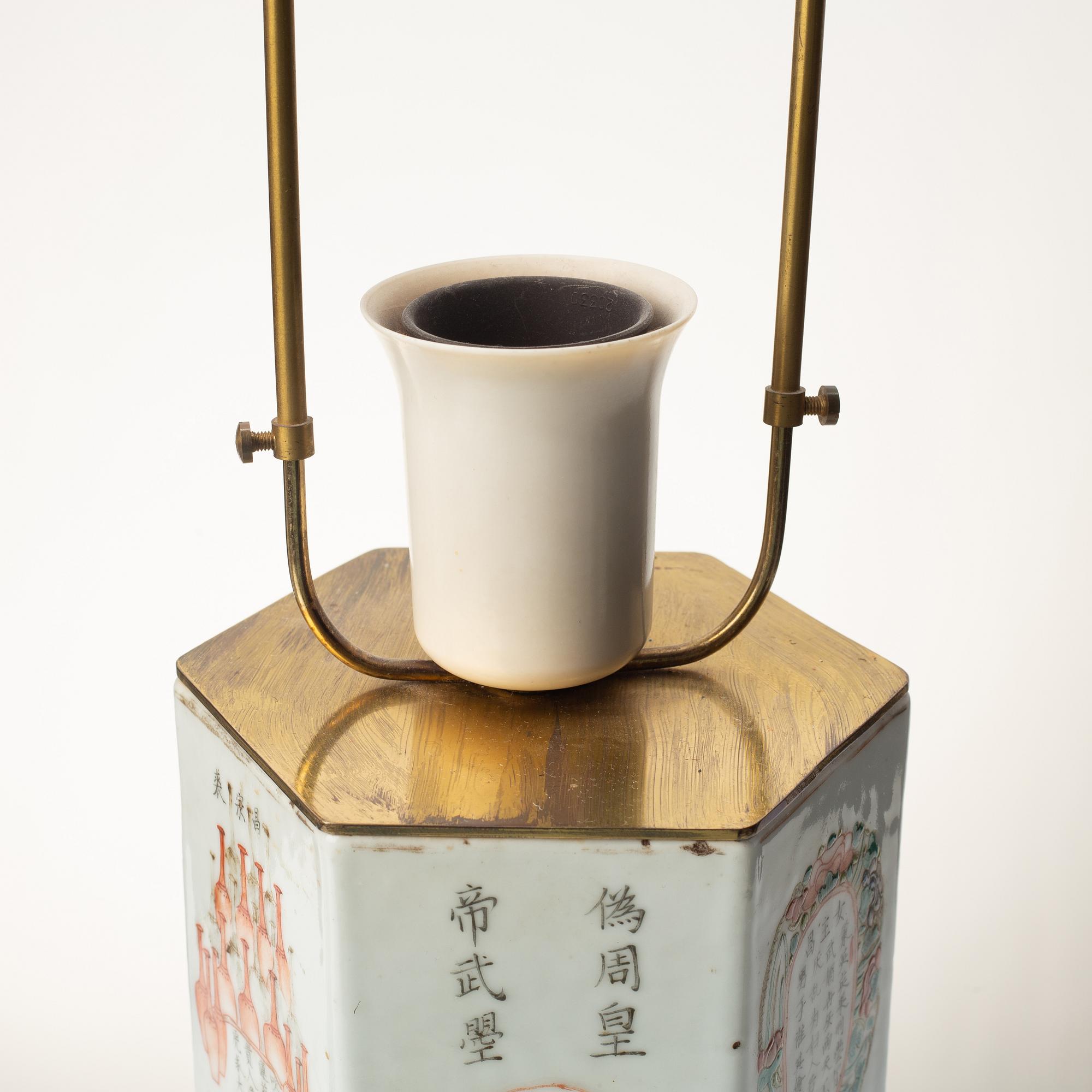 Perukstockar/bordslampor, ett par, porslin, Kina, sen Qingdynati.