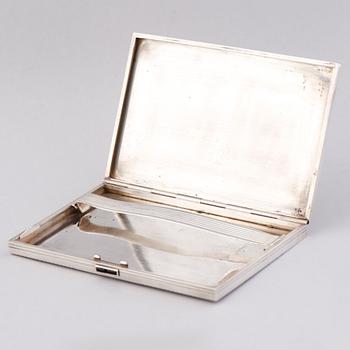 A SILVER CASE, silver, 18K gold, onyx. Alfred Dunhill Paris 1940s. Measurements 125 x 80 mm. Weight 197 g.