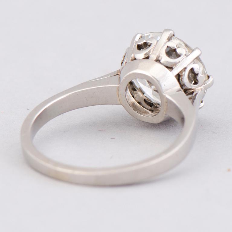 RING, briljantslipad diamant, platina. A. Tillander, Helsingfors.