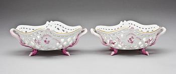 GALLERSKÅLAR, ett par, porslin, Meissen, 1800-talets slut.