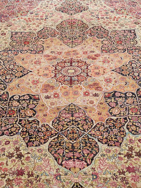 ANTIQUE KERMAN LAVER. 586 x 385 cm.
