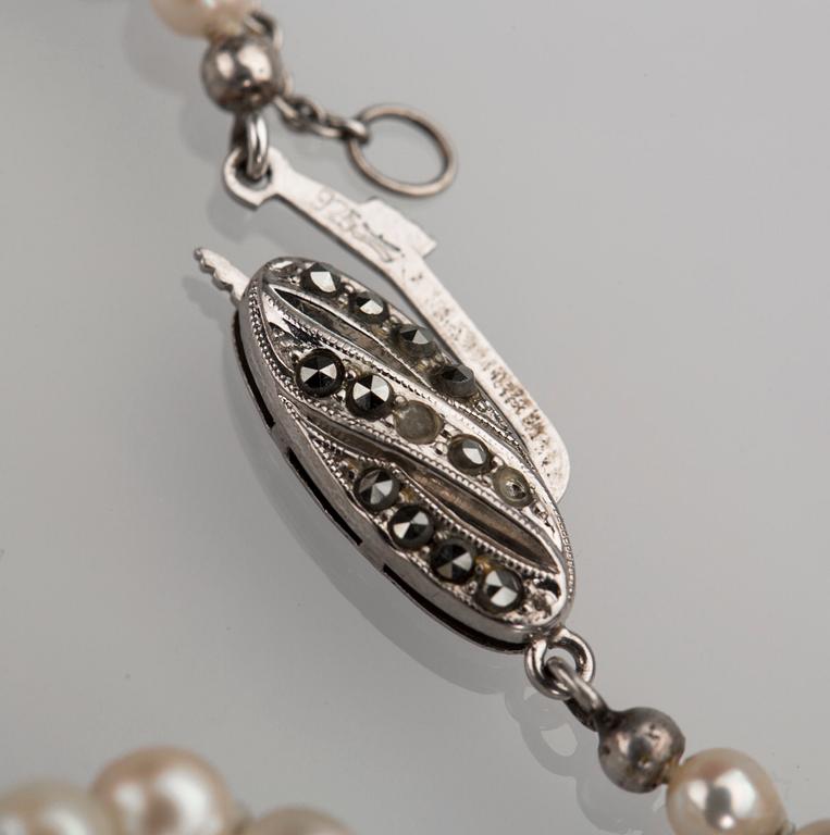 PÄRLCOLLIER, odlade saltvattenspärlor, silverlås med markasiter.