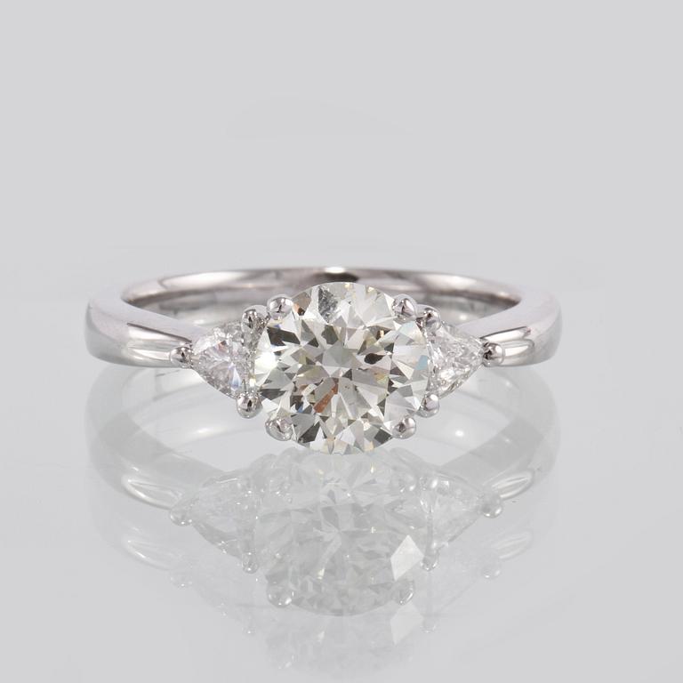 RING, 18K vitguld med 2 triangelslipade diamanter ca 0.22 ct samt en briljantslipad diamant ca 1.50 ct. Vikt 4,4 gram.