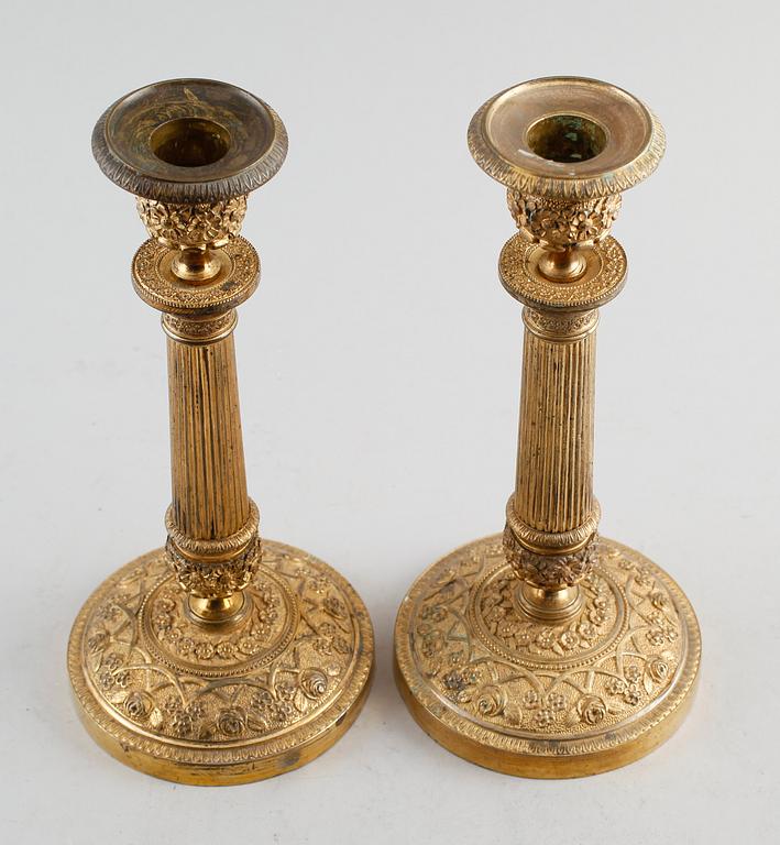 LJUSSTAKAR, 1 par, förgylld brons, senempire, 1800-talets första hälft.
