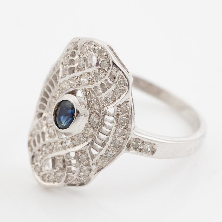 Ring, 18K vitguld med safir och små diamanter, genombruten dekor.
