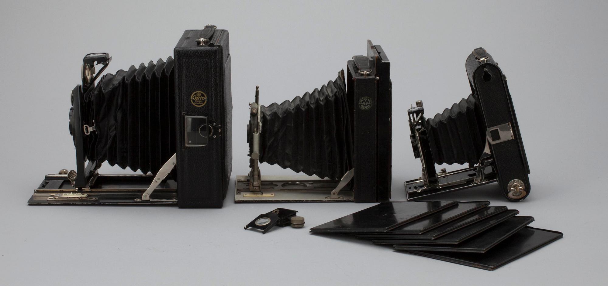 BÄLGKAMEROR, 3 st. samt KASSETTER 6 st, 1900-talets första kvartal.