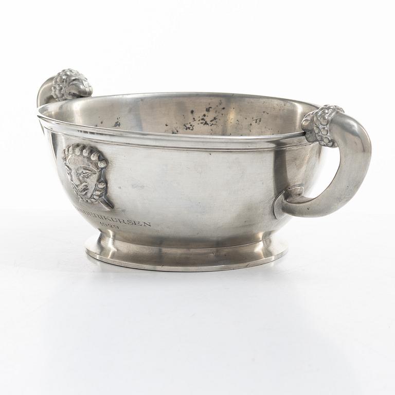 Anna Petrus, och Estrid Ericson, skål med hänklar, tenn, Firma Svenskt Tenn, Stockholm 1928.