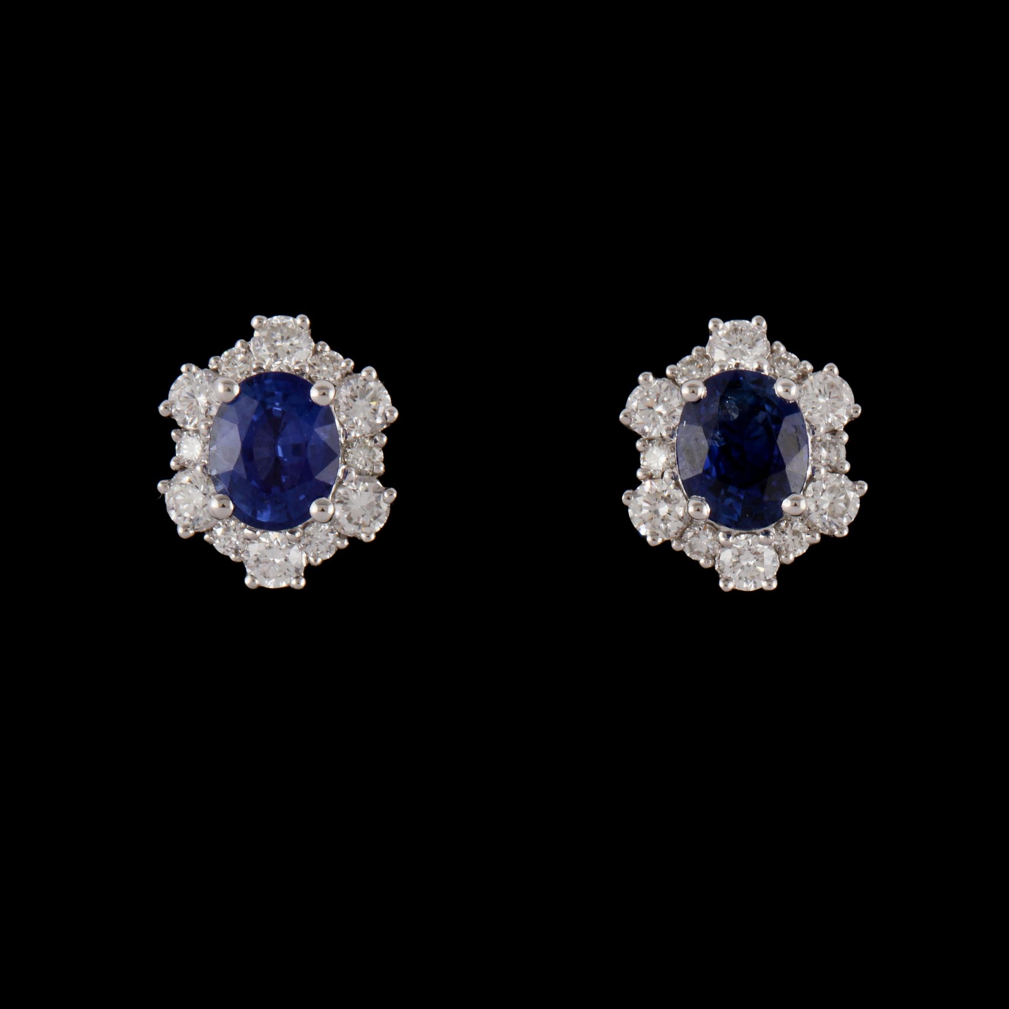 ÖRHÄNGEN, ett par, 18k vitguld med 24 briljantslipade diamanter, tot 0.60 ct samt 2 blå safirer, tot 1.58 ct. Vikt 3 g.