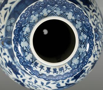 A blue and white vase, late Qing dynasty (1644-1912), with Wanli´s six character mark.