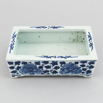 A blue and white porcelain pot, Qing dynasty, 18th-19th century.