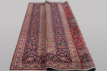 A carpet, Kashan, ca 397 x 295 cm.