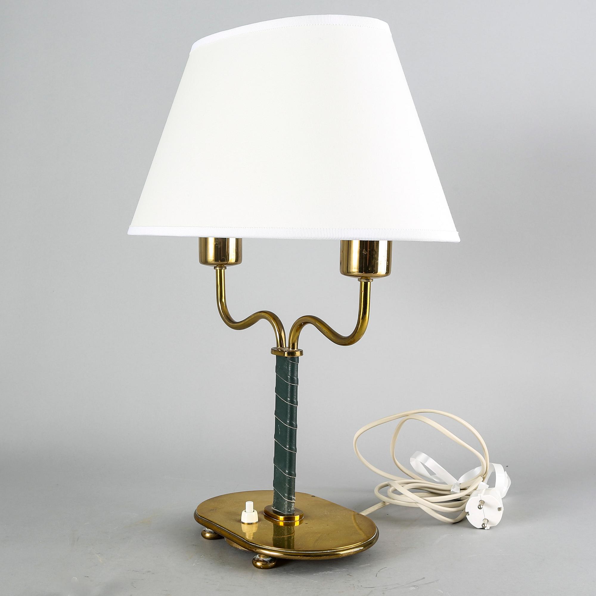 Josef Frank, bordslampa nr 2388 för firma Svenskt Tenn sent 1900-tal.