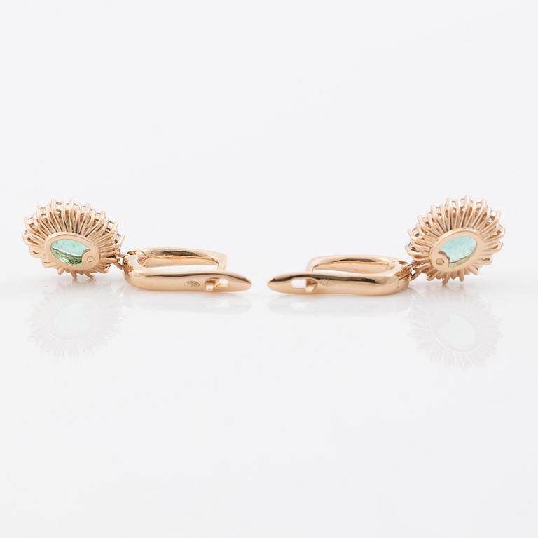 Earrings in 18K rose gold with emeralds and brilliant-cut diamonds.