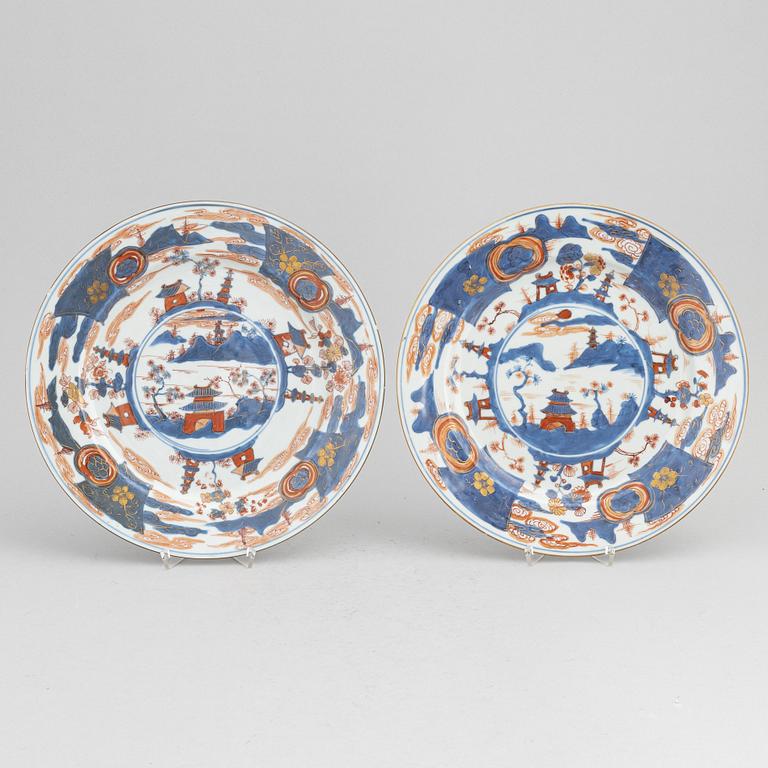 A pair of imari dishes, Qing dynasty, 18th Century.