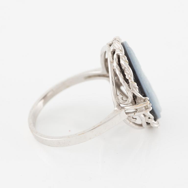 Ring in 18K white gold with a cameo in agate and round brilliant-cut diamonds.