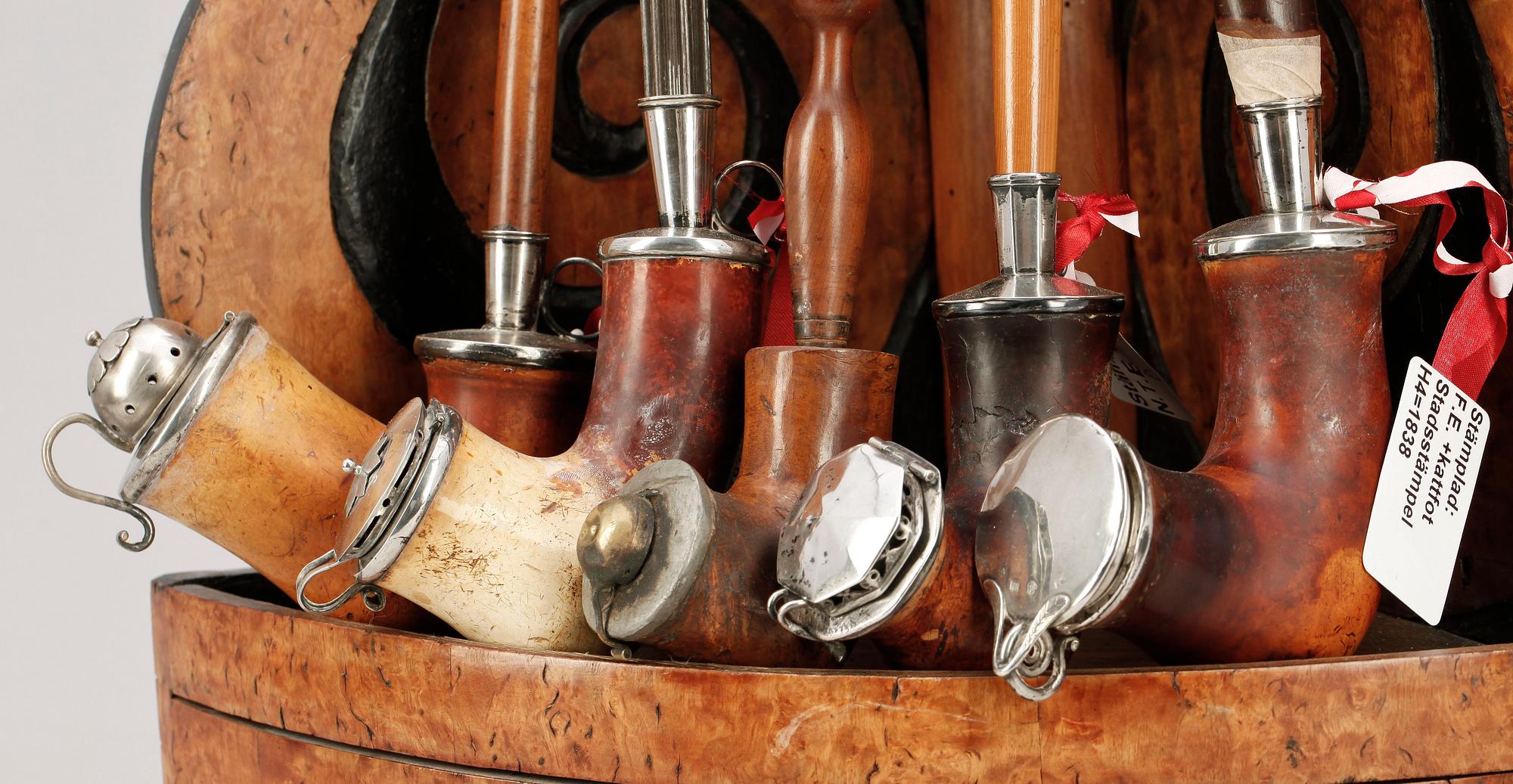 PIPSTÄLL med SJÖSKUMSPIPOR, 8 delar, 1800-tal.