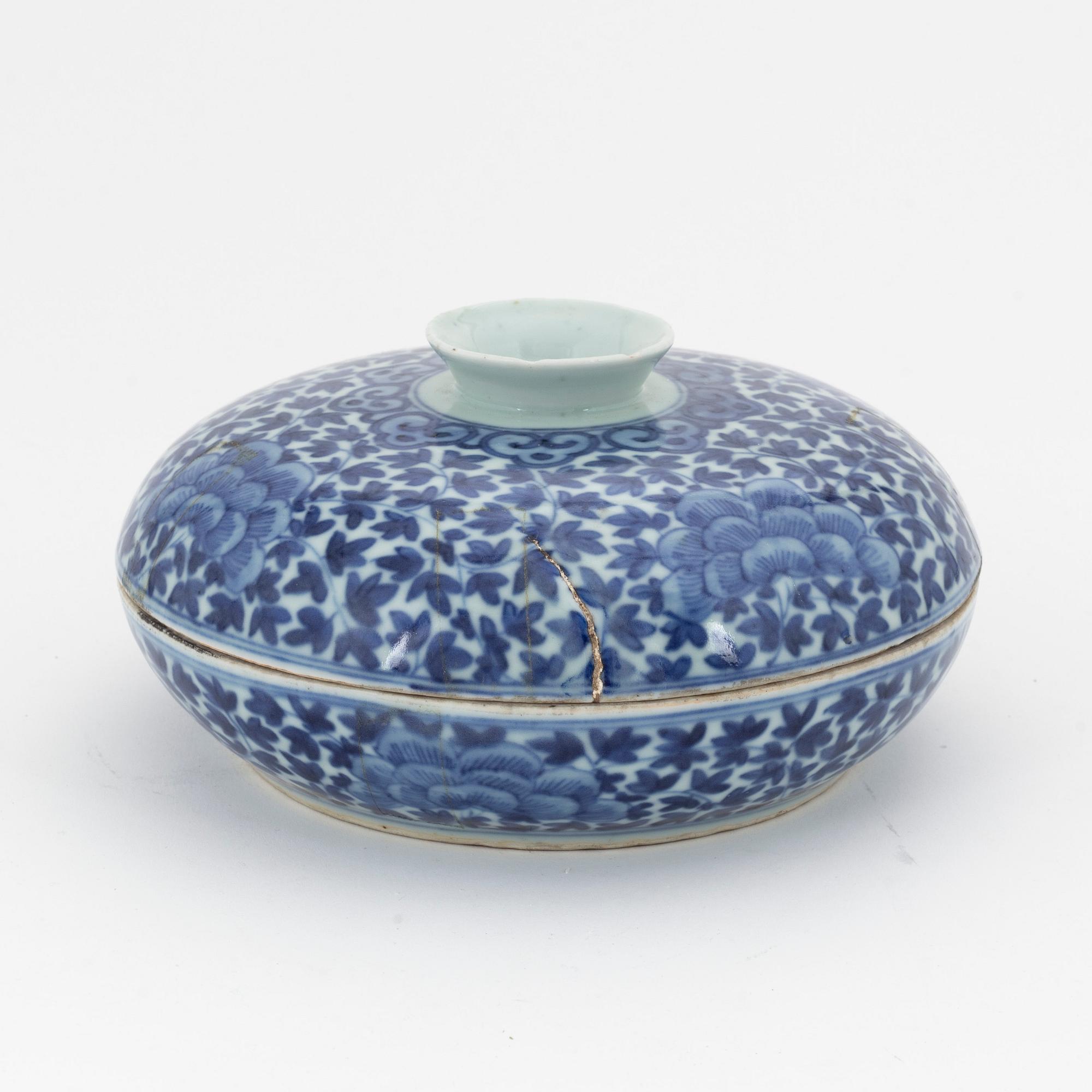 A Chinese blue and white box with cover, 19th century.