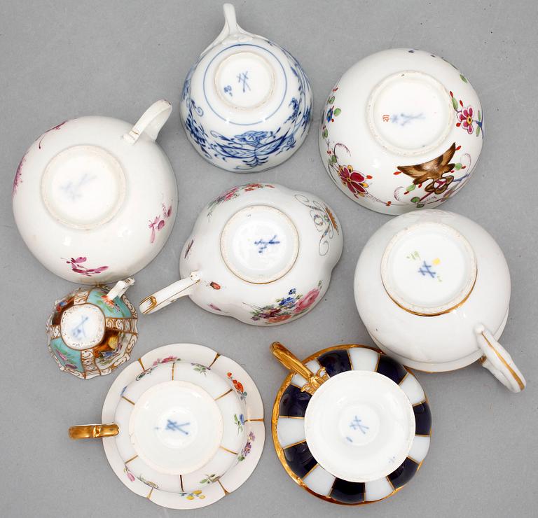 SAMLING KAFFEKOPPAR MED FAT, 8 st, Meissen resp Meissenliknande märken, 1700/1800-tal till tidigt 1900-tal.