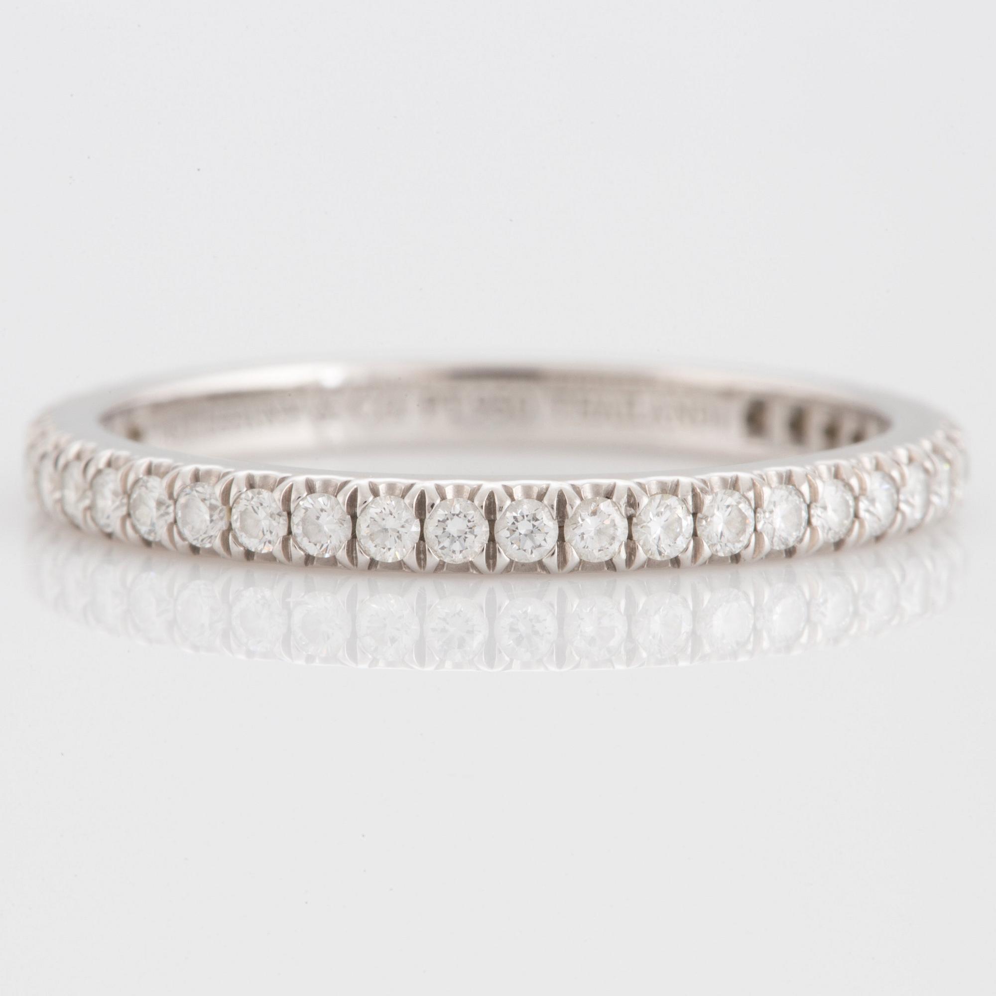 Tiffany helalliansring "Soleste" med runda briljantslipade diamanter total vikt ca 0.35 ct.