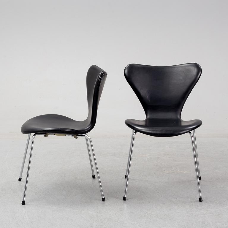 ARNE JACOBSEN, stolar, 3 st, "Sjuan", Fritz Hansen, Danmark.