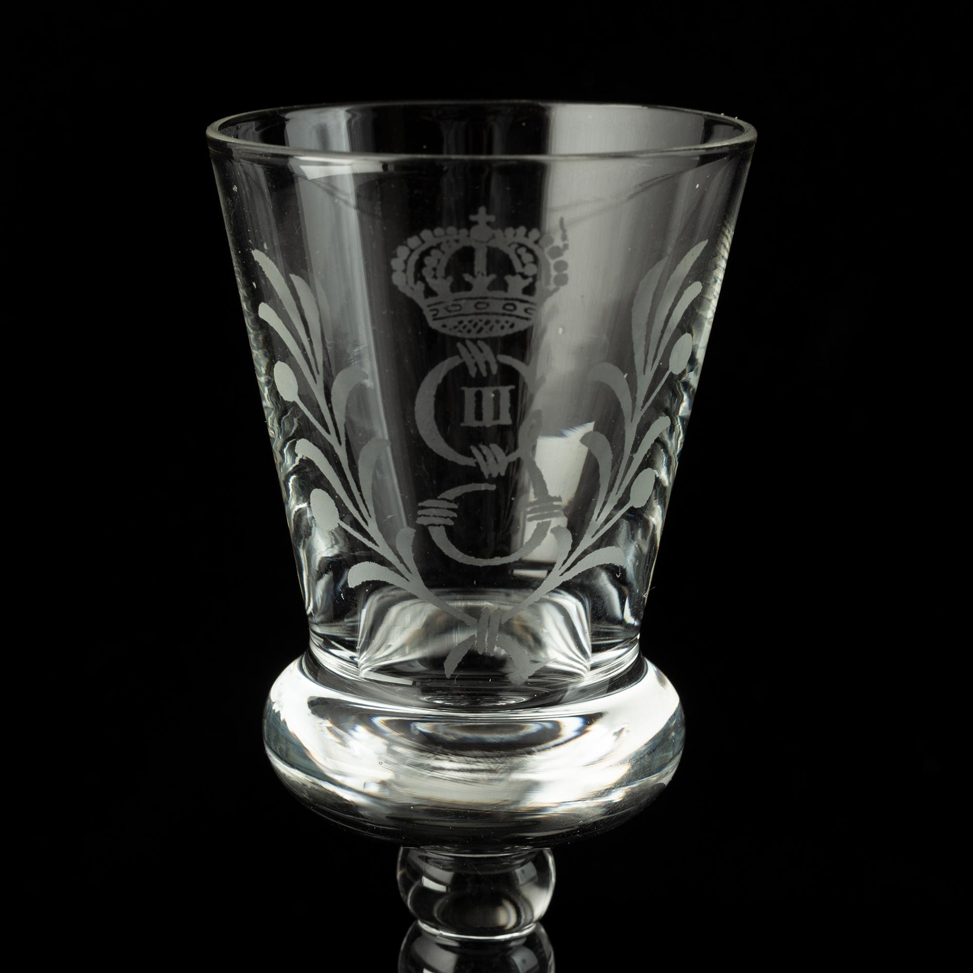 A set of 11 wine glasses and a bottle with stopper, 1900-tal.