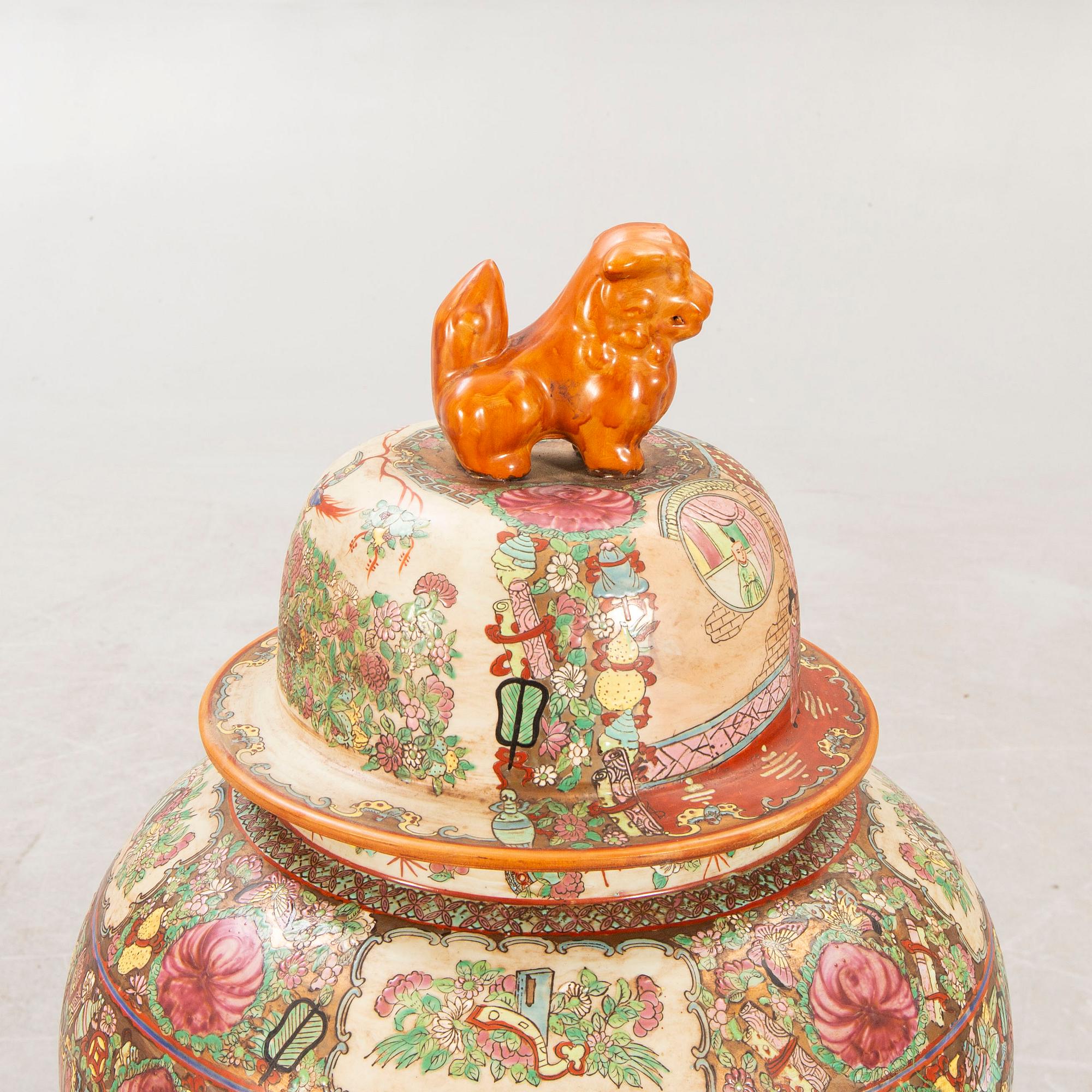 A Chinese ceramic urn early 1900s.
