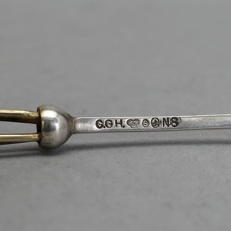 CHAMPAGNEVISP och KARAFFSKYKTAR, silver, CG Hallberg, Stockholm, 1939 och England, 1900-tal. Vikt ca 33 gram.