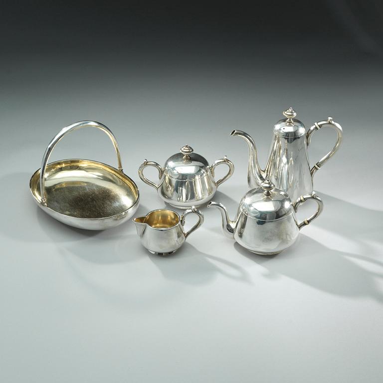 A FIVE PIECE COFFEE AND TEA SET. КОФЕЙНЫЙ и ЧАЙНЫЙ СЕРВИЗ ИЗ ПЯТИ ЧАСТЕЙ.