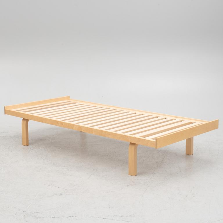 Alvar Aalto, a model  "Laveri"/"710" daybed, Artek, Finland, 21st century.