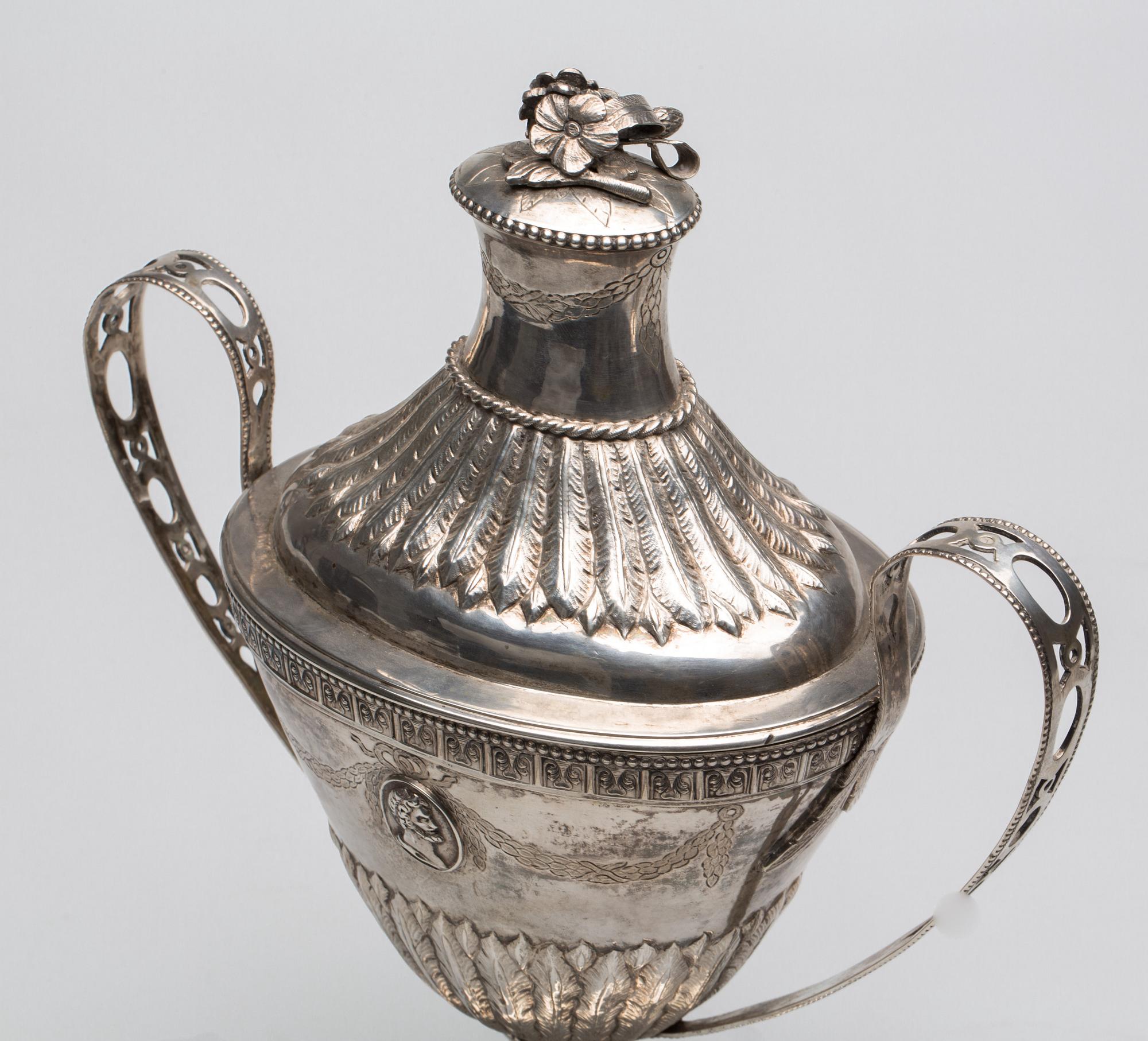 STRÖSOCKERSKÅL, silver, Peter Pihl, Västervik, 1800. Vikt ca 827 g.