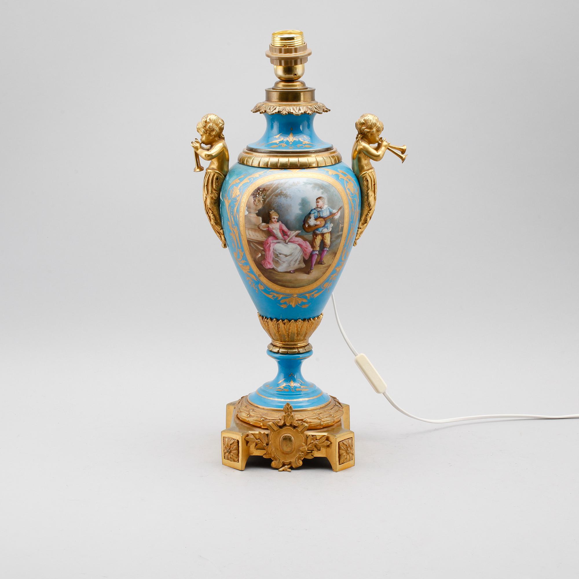 BORDSLAMPA, porslin, Sevrèsstil, Frankrike, 1900-talets första hälft.