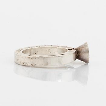 Ring, Glenn Roll, silver med briljantslipad diamant.