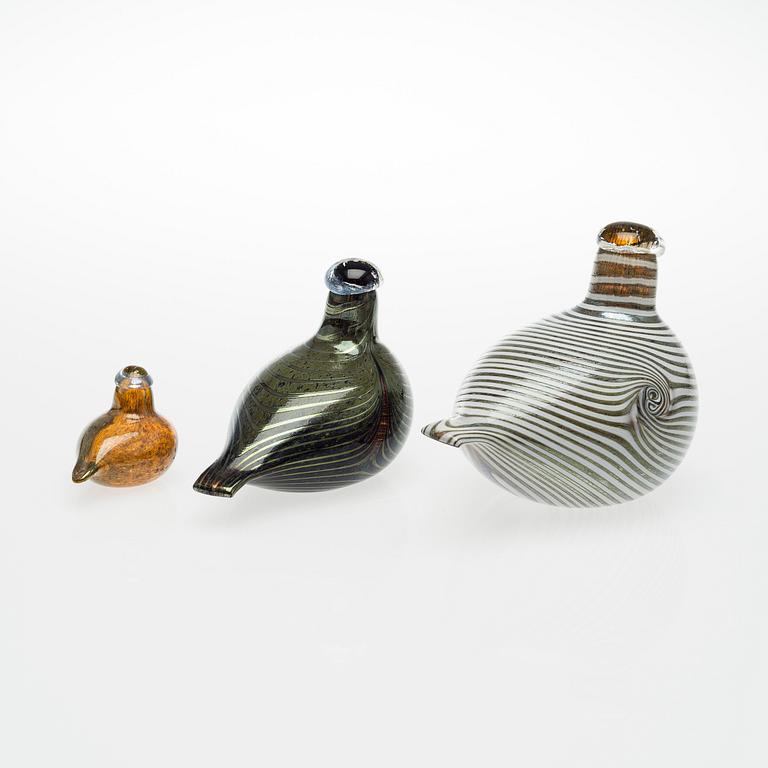 THREE OIVA TOIKKA GLASS BIRDS.