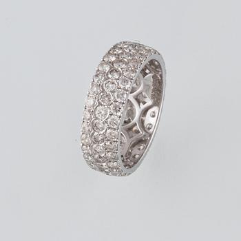 RING, 18K vitguld med 90 briljantslipade diamanter 3.26 ct. Vikt 4,1 gram.