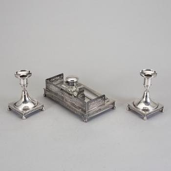 SKRIVBORDSUPPSATS, 3 delar, nysilver, bl a KG Markströms, Uppsala, 1920-/30-tal.
