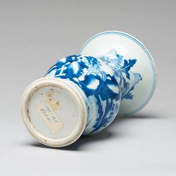A blue and white 'yenyen' vase, Qing dynasty, Kangxi (1662-1722).