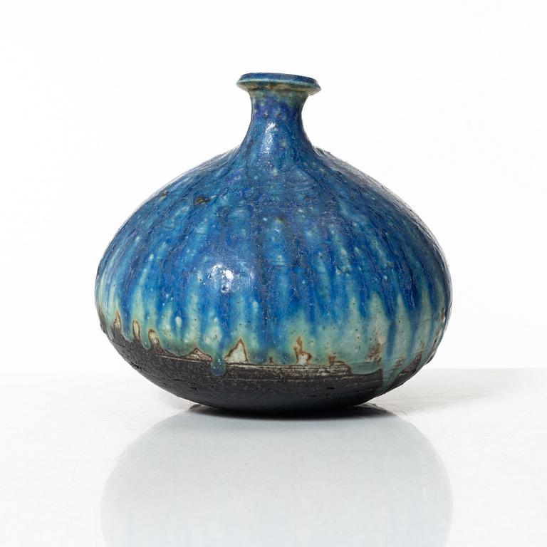 Francesca Mascitti-Lindh, a chamotte stoneware vase, Arabia, Finland.