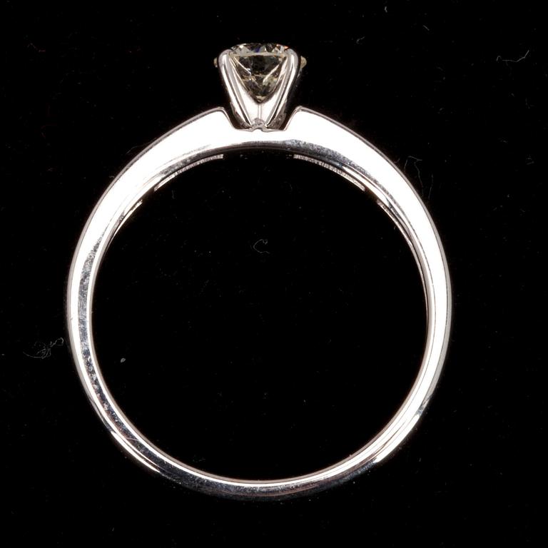 RING, 18K vitguld och diamanter. Europa 2000-tal. Vikt ca 2,5 g.