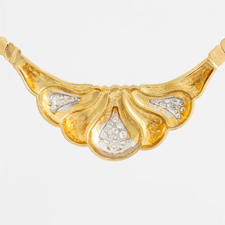 An 18K gold necklace set with round brilliant-cut diamonds.