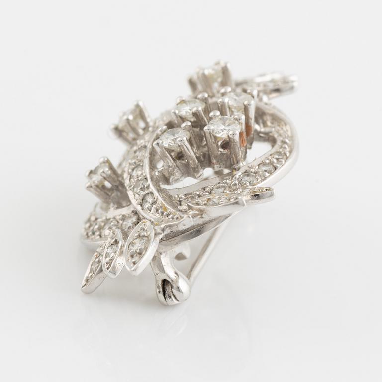 White gold and brilliant cut diamond brooch.