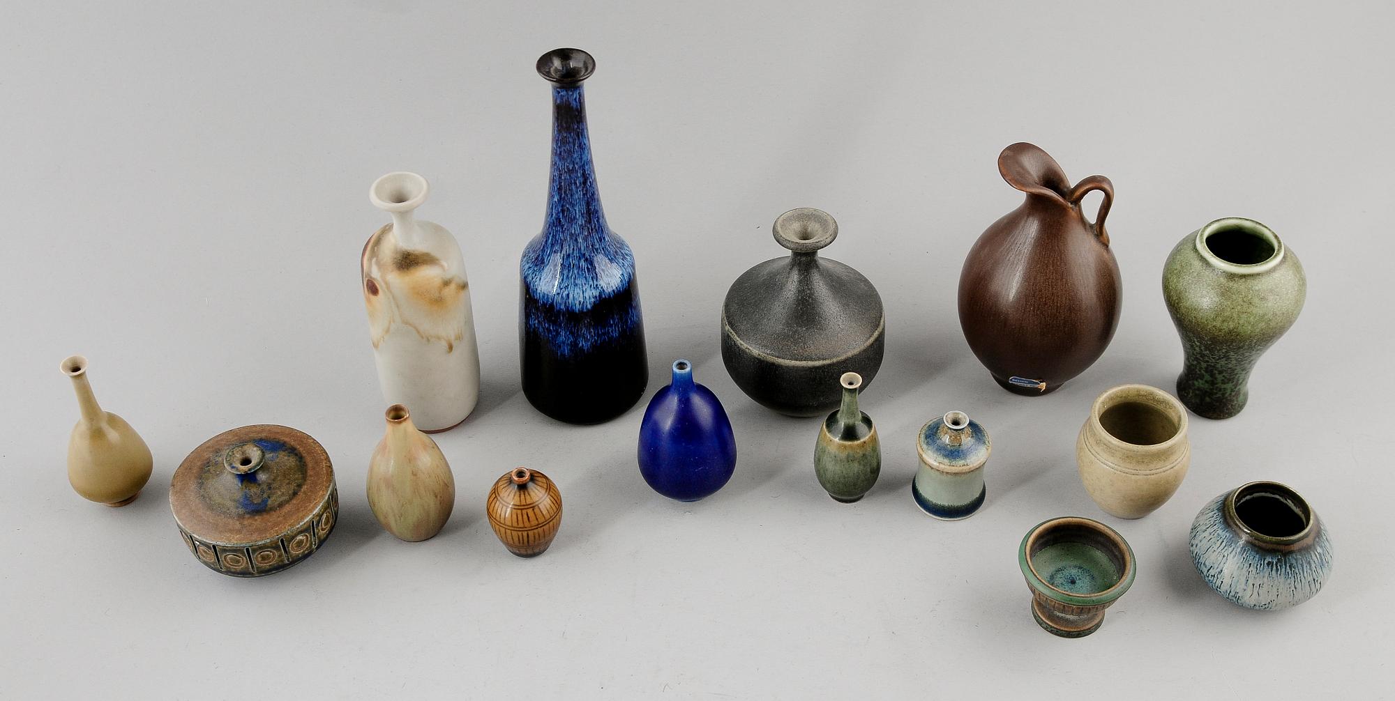 SAMLING MINIATYRVASER, 15 st, stengods, 1900-talets mitt.