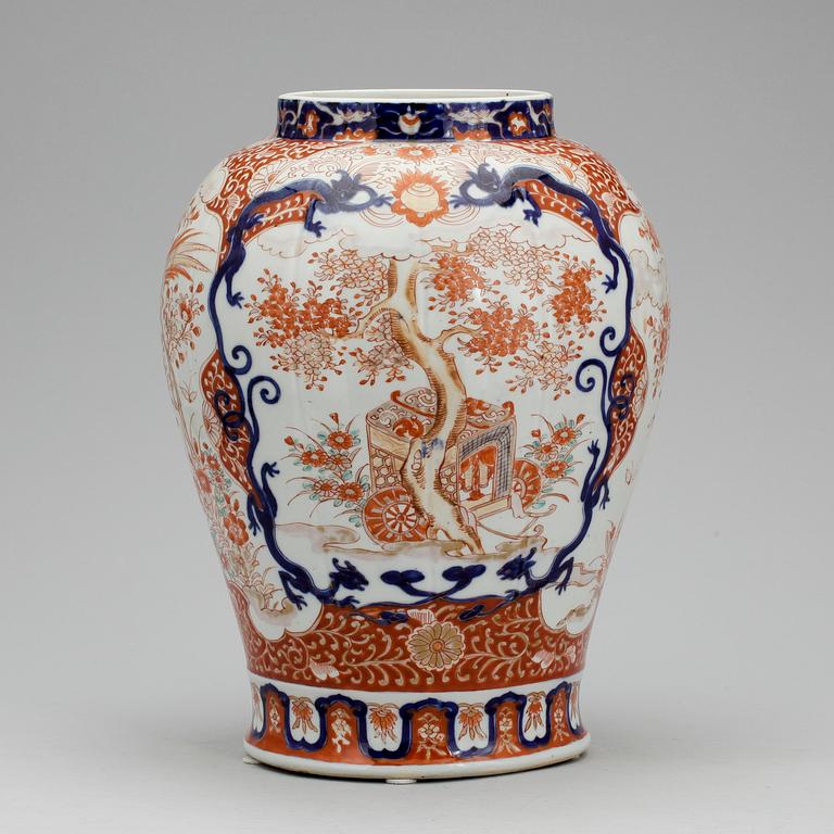 URNA, porslin, Japan, omkring 1900.