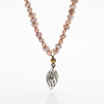 Necklace, 18K white gold and cultured freshwater pearls.